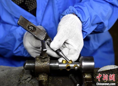 河北武強(qiáng)樂(lè)器手藝人400余道工序制作小號(hào)鳳凰網(wǎng)河北 鳳凰網(wǎng)